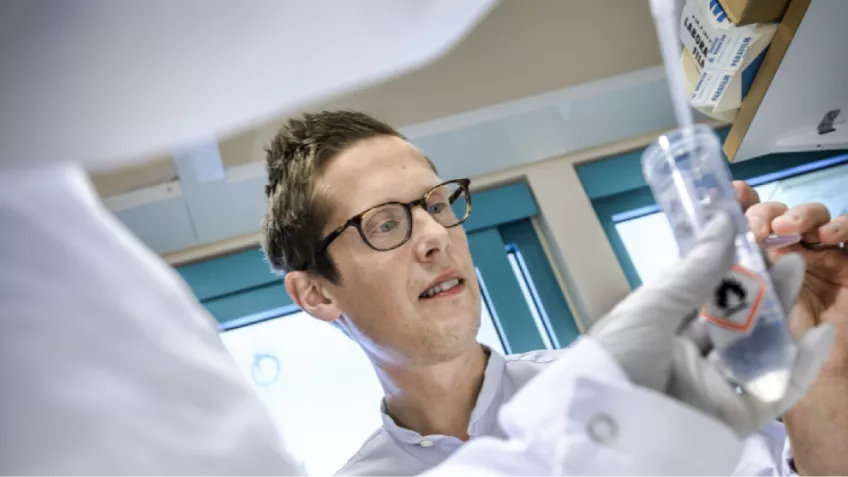 Picture of Principal Investigator Kristian Pietras working in the lab.